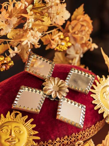 Four Diamond Mirror Decoration